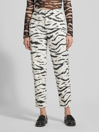 Frauenmodel trägt Jeans mit 5-Pocket-Design von Marc Cain im Baumwoll-Elasthan-Mix, gerader Schnitt, weiß mit schwarzem Muster, Ganzkörperansicht von vorne.