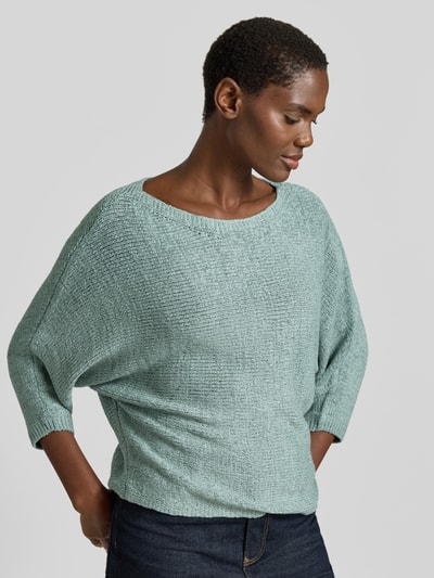 Frauenmodel trägt Strickpullover mit 3/4-Arm von Zero, Relaxed-Fit, U-Boot-Ausschnitt, Strukturmuster, pastellgrün, Nahaufnahme Oberkörper.