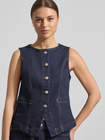 Frauenmodel trägt Weste mit Knopfleiste Modell 'KIMBERLY' von Soyaconcept in Denim-Optik aus Baumwoll-Mix mit Stretch-Anteil, Nahaufnahme Oberkörper.