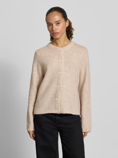 Kobiece model prezentuje kardigan rozpinany Regular Fit Strickjacke aus Woll-Mix mit Alpaka-Anteil Modell 'LULU NEW' von Selected Femme, efekt: jednolity kolor, mieszanka wełny, długi rękaw, prążkowane wykończenia, listwa guzikowa, dekolt okrągły, widok całej sylwetki z przodu.