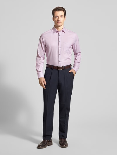 Męski model nosi Regular Fit Business-Hemd mit Kentkragen od OLYMP, różowa bawełna, kieszeń z logo, widok całej sylwetki z przodu, długość tyłu 70 cm, szerokość ramion 45 cm, długość rękawa 65 cm w rozmiarze 40.