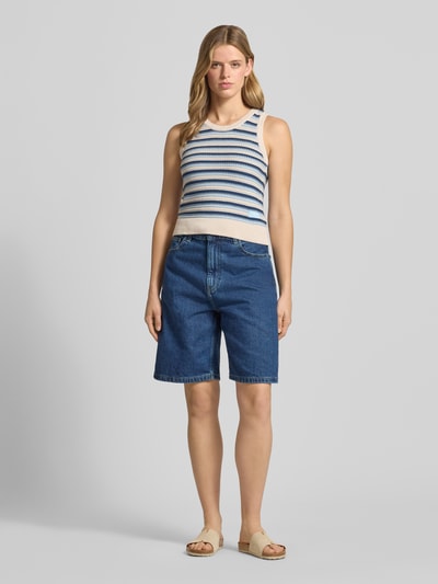 Kobiece model nosi top z dzianiny w paski w odcieniach niebieskiego i bieli, wzór na całej powierzchni, okrągły dekolt, krój slim fit, czysta bawełna, Stricktop im Allover-Look mit Rundhalsausschnitt od PEGADOR, Długość tyłu w rozmiarze S: 47 cm, zdjęcie całej sylwetki z przodu.