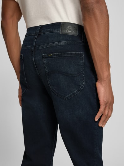 Mężczyzna nosi Straight Fit Jeans im 5-Pocket-Design Modell 'WEST' od Lee, bawełniany stretch, kolor ciemny, ujęcie z tyłu, detal.