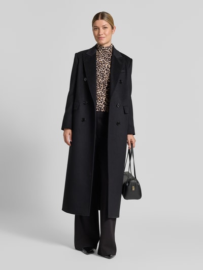 Vrouwenmodel draagt Turtleneck uit Viscosemix met col van Christian Berg Woman, nauwsluitend model, ruglengte maat S 60 cm, ganzichaamsvoorzijde