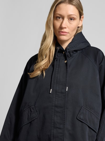 Frauenmodel trägt Regular Fit Jacke aus reiner Baumwolle von Marc O'Polo, efekt: jednolity kolor, krój regular fit, kaptur z tunelem, zapięcie na zatrzaski, zamek błyskawiczny, długi rękaw, zaokrąglony dół, kieszenie z patką, materiał: bawełna, kolor ciemny, tekstura gładka. Nahaufnahme Oberkörper