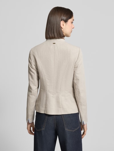 Kobiece modelka nosi Slim Fit Blazer aus Leinen-Baumwoll-Mix von WHITE LABEL, beżowa mieszanka lnu i bawełny, stójka, listwa guzikowa, nakładane kieszenie, długość tyłu w rozmiarze 36: 58 cm, szerokość w rozmiarze 36: 46 cm, długość rękawów w rozmiarze 36: 63 cm, widok całej sylwetki od tyłu.