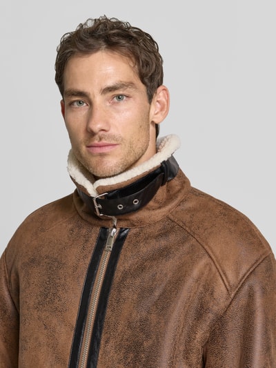 Männermodel trägt Regular Fit Jacke in Leder-Optik von Lindbergh, braun mit Kunstfellbesatz und Reißverschluss, Nahaufnahme Oberkörper.