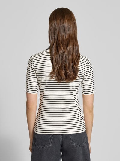 Frauenmodel trägt Slim Fit Poloshirt mit Label-Stitching von Calvin Klein Jeans in Weiß mit schwarzen Streifen aus Baumwoll-Elasthan-Mix, Ripp-Optik, Rückenlänge 55 cm, Ganzkörperansicht Rückansicht.