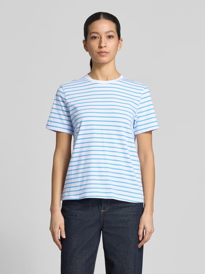 Kobiece model nosi damski t-shirt z mieszanki bawełny, prosty krój, model 'NORA' od Vila, okrągły dekolt, długość tyłu 57 cm, widok całej sylwetki z przodu.