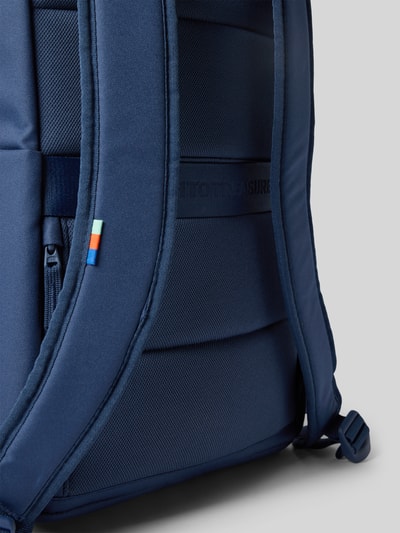 Produktfoto, Rucksack mit Reißverschlusstasche Modell 'ROLLTOP EASY' von Gotbag in Dunkelblau mit strukturierter Oberfläche, gepolsterte Träger, Hauptfach mit Reißverschluss, Rolltop, Reißverschlusstasche, Tragehenkel, verstellbare Träger, Breite 32 cm, Länge 47 cm, Tiefe 15 cm, Länge Schulterriemen 65 cm.