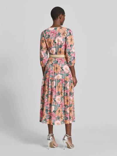 Frauenmodel trägt Midikleid aus Viskose-Baumwoll-Mix mit Gürtel von Zero, Allover-Look, taillierter Schnitt, Rückenlänge 126 cm, Ganzkörperansicht Rückansicht.