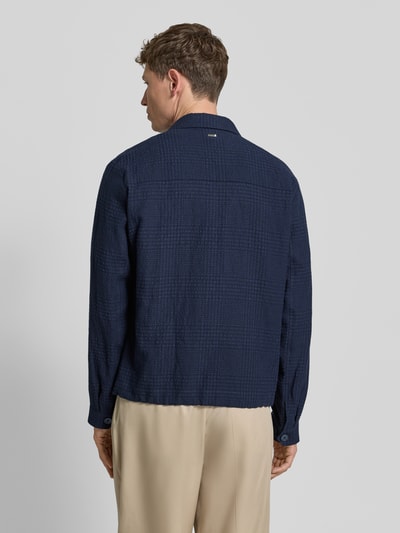 Mężczyzna nosi Regular Fit Hemdjacke aus Leinen-Baumwoll-Mix od bugatti, kolor granatowy, mieszanka lnu i bawełny, krój regular fit, kołnierzyk typu kent, listwa guzikowa, kieszenie z patką, długość tyłu w rozmiarze 50: 67 cm, całkowity widok z tyłu.