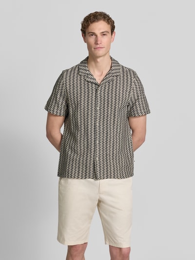 Männermodel trägt Regular Fit Freizeithemd aus Baumwoll-Mix von s.Oliver RED LABEL, Optik:Allover-Muster, Struktur, Kurzarm, Ganzkörperansicht von vorne.