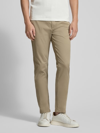 Männermodel trägt Chino mit Eingrifftaschen von Lindbergh in Beige, Slim Fit, aus Baumwoll-Elasthan-Mix, Nahaufnahme Oberschenkelansicht.