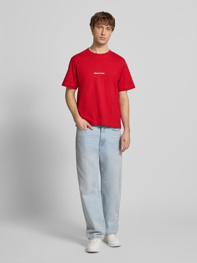 Männermodel trägt JACK & JONES Herren T-Shirt mit Label-Stitching Modell 'NORREBRO', reine Baumwolle, Regular-Fit, Rundhalsausschnitt, Ganzkörperansicht von vorne.