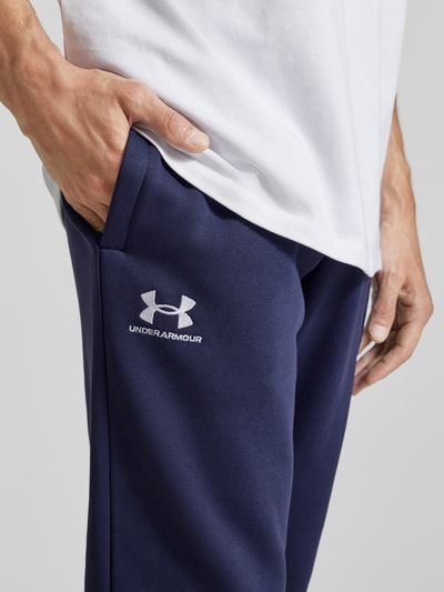 Under Armour Spodnie dresowe o kroju regular fit z wyhaftowanym logo Granatowy 3