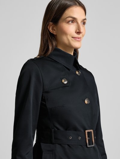 Frauenmodel trägt Mantel mit Stoffgürtel von Jake*s Casual, schwarze Farbe, Umlegekragen, Knopfleiste, Material-Mix, Nahaufnahme Oberkörper.