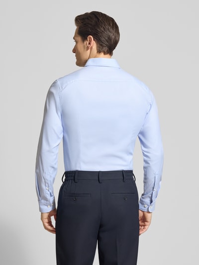 Männermodel trägt Slim Fit Business-Hemd mit Kentkragen von Jake*s in Hellblau, Material-Mix mit Stretch-Anteil, Ganzkörperansicht Rückansicht.