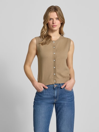 Frauenmodel trägt Regular Fit Pullunder aus Viskose-Mix Modell 'ORINA' von Pieces mit Optik: Unifarben, Feinstrick, Zierknöpfe, Rundhals, Rumpfabschluss: Gerippt; Ganzkörperansicht von vorne.