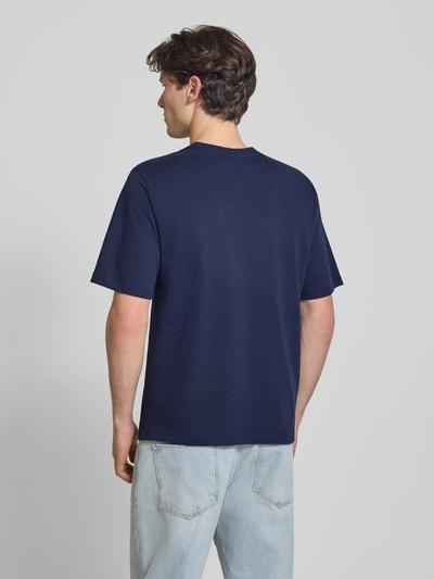 Männermodel trägt T-shirt mit Labelprint en ronde hals van REVIEW, puur katoen, regular fit, ruglengte maat M 69 cm, Ganzkörperansicht Rückansicht.