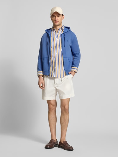 Männermodel trägt Regular Fit Sweatjacke aus Baumwoll-Mix von Polo Ralph Lauren in Blau, Optik: Unifarben, Langarm, Ganzkörperansicht von vorne.