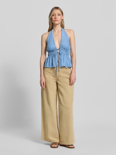 Frauenmodel trägt Blusentop in Denim-Optik Modell 'EVA' von Mango aus Baumwoll-Elasthan-Mix, Slim-Fit, Schnürung, Ganzkörperansicht von vorne. Rückenlänge bei Größe S: 26 cm.