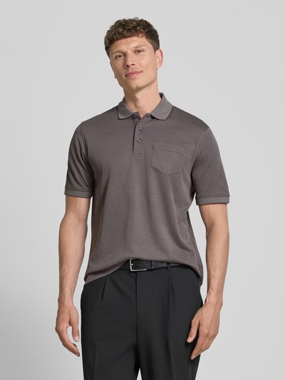 Männermodel trägt Regular Fit Poloshirt mit Brusttasche und Label-Stitching von bugatti, dezentes Grau, feine Textur, Ganzkörperansicht von vorne. Herren Poloshirt, Polokragen, Knopfleiste, Rückenlänge bei Größe M 70 cm.