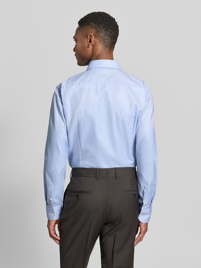Männermodel trägt Slim Fit Businesshemd aus reiner Baumwolle Modell 'HANK' von BOSS, Optik: Unifarben, Ganzkörperansicht Rückansicht.