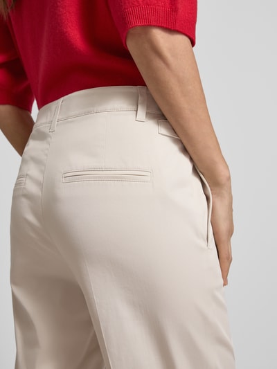 Vrouwenmodel draagt Hose mit Bügelfalten und Eingrifftaschen van Marc Cain in beige, katoenmix met viscose, regular fit, detailopname achteraan.