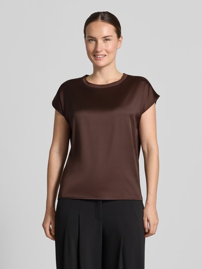 Frauenmodel trägt Regular Fit T-Shirt aus Viskose mit Stretch-Anteil von MORE & MORE, braun, Satin-Optik, Rundhalsausschnitt, Damen T-Shirt, Ganzkörperansicht von vorne.
