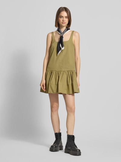 Frauenmodel trägt Minikleid mit Karree-Ausschnitt Modell 'ASTA' von Topshop aus Reiner Baumwolle mit A-Linie, Ganzkörperansicht von vorne.