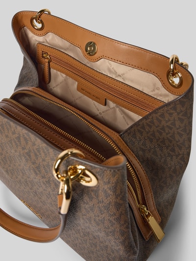 Productfoto, Tote Bag met allover-logo-print model 'Kensington' van MICHAEL Michael Kors, bruin met gouden details, verdeeld hoofdvak met magneetsluiting, smalle schouderriemen, ritssluiting, logodetail, formaat 39x27x13 cm, schouderriem 63 cm, textuur lederlook, binnenkant lichtbeige.
