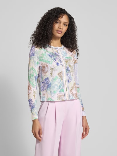 Modelka nosi Strickjacke im Allover-Look mit Rundhalsausschnitt von Marc Cain, bawełniana mieszanka, krój regular fit, wzór allover, listwa guzikowa, długość tyłu 54 cm, długość rękawa 62 cm, pastelowe odcienie różu, zieleni i niebieskiego, widoczna delikatna faktura, widok całej sylwetki z przodu.