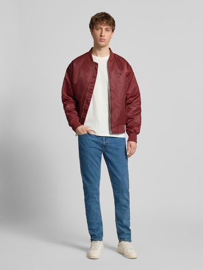 Männermodel trägt Jeans mit 5-Pocket-Design von Levi's®, Slim Fit, blauer Baumwoll-Mix, neutrale Farben, Ganzkörperansicht von vorne.