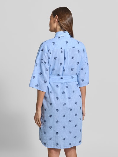 Frauenmodel trägt knielanges Hemdblusenkleid mit Bindegürtel Modell 'DERBY' von 0039 Italy, Leinen-Baumwoll-Mix, Rückansicht.