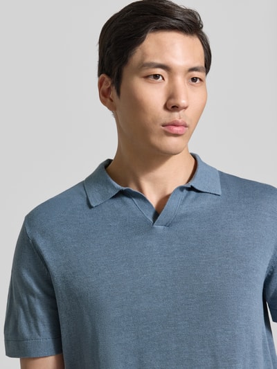 Männermodel trägt Regular Fit Poloshirt aus Baumwoll-Leinen-Mix Modell 'MATTIS' von SELECTED HOMME, unifarben, Nahaufnahme Oberkörper.