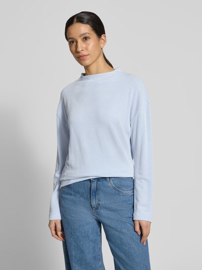 Frauenmodel trägt Relaxed Fit Sweatshirt mit Stehkragen Modell 'Serata' von OPUS aus elastischem Viskose-Mix mit Strukturmuster, helle Farbtöne, lockere Form, Ganzkörperansicht von vorne.