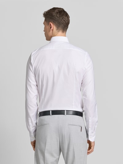 Männermodel trägt Regular Fit Businesshemd mit extra langem Arm von BOSS aus Baumwoll-Mix, unifarben, Ganzkörperansicht Rückansicht.