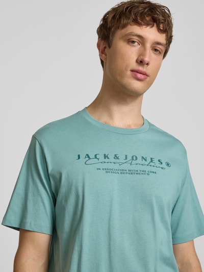 Männermodel trägt Herren T-Shirt mit Logo und Rundhalsausschnitt von Jack & Jones, Reine Baumwolle, Regular-Fit, Nahaufnahme Oberkörper.