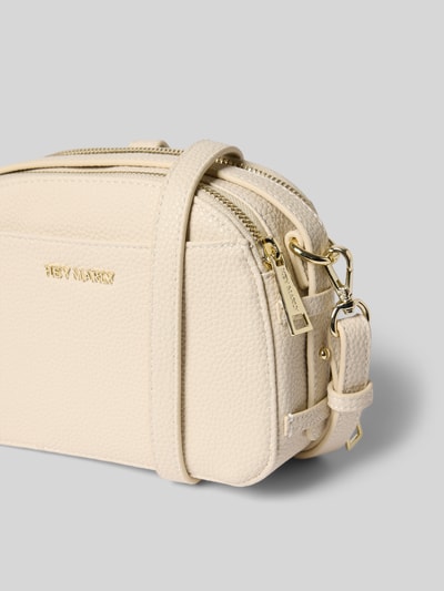 Produktfoto, Umhängetasche mit Label-Detail Modell 'Style Mate' von Hey Marly in Beige, mit Hauptfach, Reißverschluss, Label-Detail, Reißverschlussfach innen, verstellbarem Schultergurt, Maße ca. 21 cm Breite, 15 cm Länge, 8 cm Tiefe, 44 cm Schulterriemen, feine Narbung und goldfarbene Details.