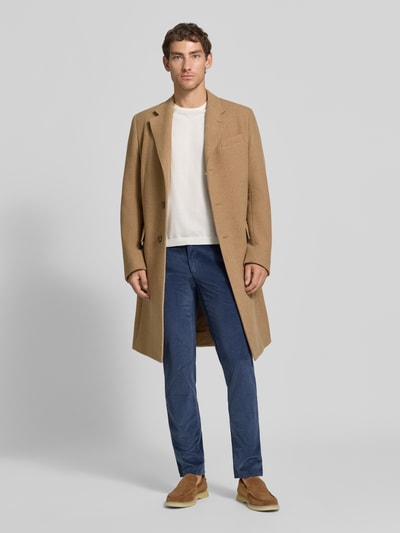 Mannenmodel draagt blauwe corduroy broek van katoenmix, Modern Fit Cordhose aus Baumwoll-Mix model 'Fabio' van Brax, Heren smalle broek, Ganzlichaamsaanzicht van voren.