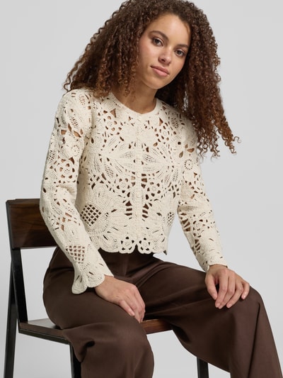 Frauenmodel trägt Cardigan aus Häkelspitze mit Rundhalsausschnitt von Jake*s Collection, Reine Baumwolle, Gerader Schnitt, Knopfleiste, cremefarben, feine Lochstruktur, kombinierbar mit Braun, Ganzkörperansicht von vorne.