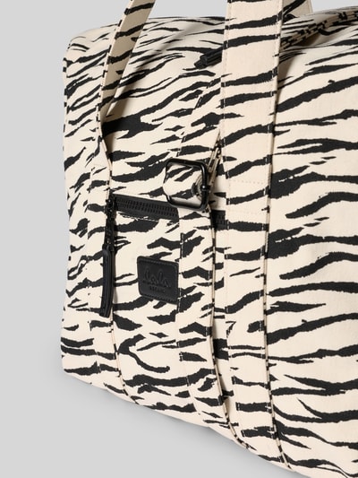 Produktfoto, Weekender mit Allover-Animal-Print von Lala Berlin, beige mit schwarzen Streifen, Logo-Patch, Reißverschlussfach, grobe Stoffstruktur.