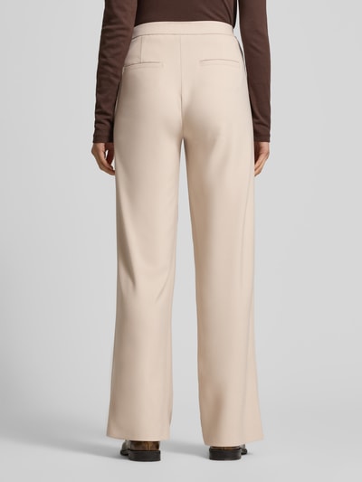 Vrouwenmodel draagt Wide Leg Stoffhose met elastische tailleband model 'PALINA' van Raffaello Rossi, beige crêpe structuur, zicht op Franse steekzakken en achterzakken, materiaal-mix met viscose, volledige lichaamsweergave van achteren.