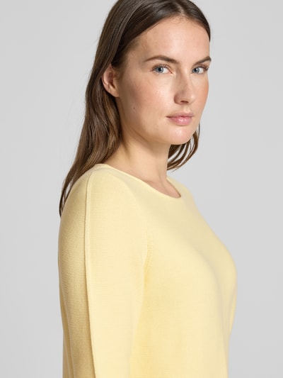 Vrouwenmodel draagt Regular Fit Pullover met structuurpatroon van Christian Berg Woman, zuiver katoen, ronde hals, close-up bovenlichaam.