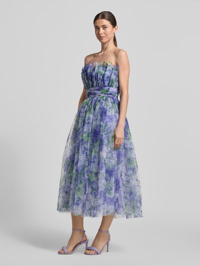 Vrouwenmodel draagt Regular Fit Midikleid met floralem Allover-Print van Lace & Beads, dames mesh regular fit getailleerd model in a-lijn, strapless design met bloemenprint, geplooide details en ruglengte maat S 104 cm, borstwijdte 35 cm, geheel van voren gefotografeerd.