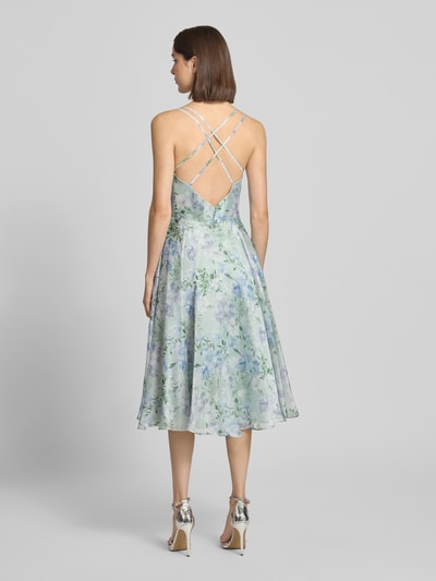 Frauenmodel trägt Cocktailkleid mit Wasserfall-Ausschnitt von Luxuar, florales Muster in Pastellfarben, gekreuzter Rücken, Midilänge, Taillierte Passform, Spaghettiträger, Nahtreißverschluss, blickdichter Unterrock, Ärmelloses-Design, Rückenlänge bei Größe 36: 123 cm, Brustweite bei Größe 36: 36 cm, Ganzkörperansicht Rückansicht.