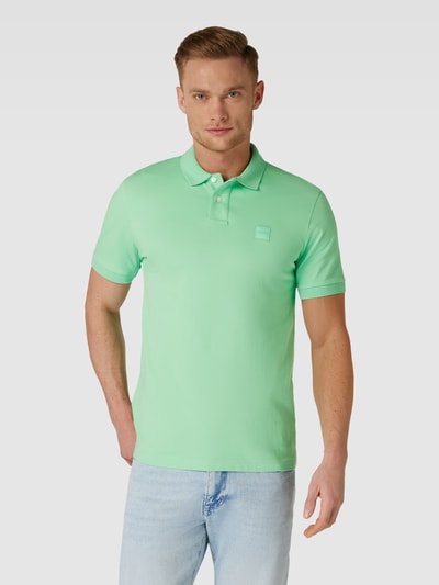 BOSS Orange Koszulka polo o kroju slim fit z naszywką z logo model ‘Passenger’ Trawiasty zielony 4