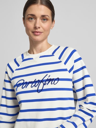 Modelka kobieca nosi Sweatshirt mit Stitching od Rich & Royal ze wzorem w niebieskie paski, okrągły dekolt, bawełna z elastanem, krój regular fit, zdjęcie zbliżenie na górną część ciała.