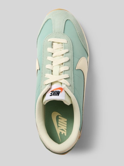 Produktfoto, Sneaker mit Label-Applikation Modell 'Pacific' von Nike in Mintgrün und Creme, abgerundete Form, Schnürverschluss, strukturierte Sohle, Absatzhöhe 2 cm, Schafthöhe 8 cm, Schaftweite 9 cm, für Damen.